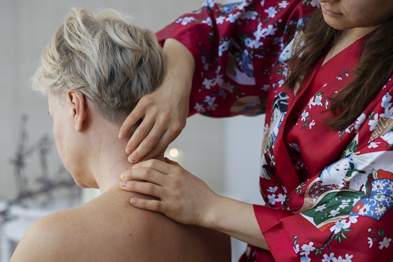 Bạn cần xác định đúng vị trí của các huyệt đạo trước khi tác động