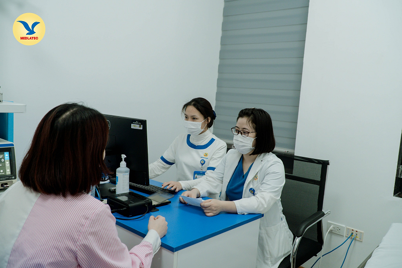 Thăm khám bác sĩ chuyên khoa khi có biểu hiện bất thường giúp người bệnh được chẩn đoán đúng bệnh lý về phổi