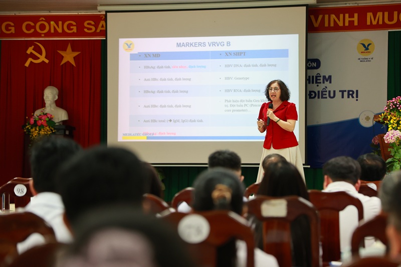 BSCKII Huỳnh Thị Kim Yến - Nguyên Trưởng Bộ môn Truyền nhiễm, Trường Đại học Y Dược Cần Thơ/ Chi hội trưởng/Liên chi hội Truyền nhiễm các tỉnh miền Tây trình bày báo cáo tại hội nghị 