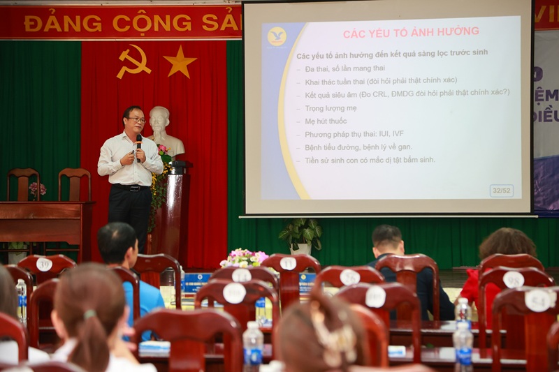 TS.BS Lâm Đức Tâm – Giảng viên Bộ môn Phụ sản, Trường Đại học Y Dược Cần Thơ trình bày báo cáo tại hội nghị 