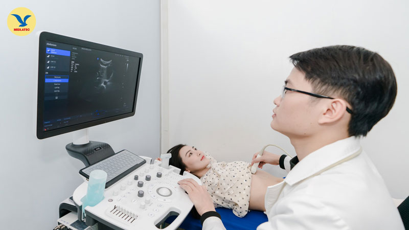 Quá trình thăm khám giúp bác sĩ xác định nguyên nhân và mức độ tụ dịch 