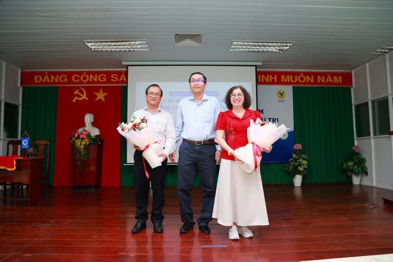 Ban lãnh đạo Trung tâm Y tế khu vực Thốt Nốt tặng hoa đội ngũ báo cáo viên tại chương trình 