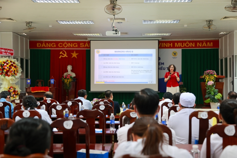 BSCKII. Huỳnh Thị Kim Yến trình bày báo cáo về vai trò của xét nghiệm trong sàng lọc, chẩn đoán và điều trị viêm gan B, C