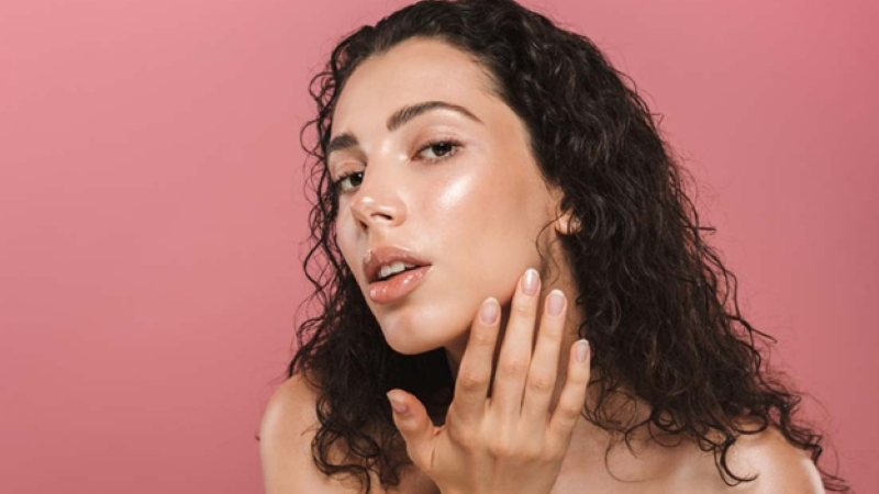 Hyaluronic Acid (HA) là hoạt chất tự nhiên trong da, giúp giữ ẩm và duy trì độ đàn hồi cho làn da