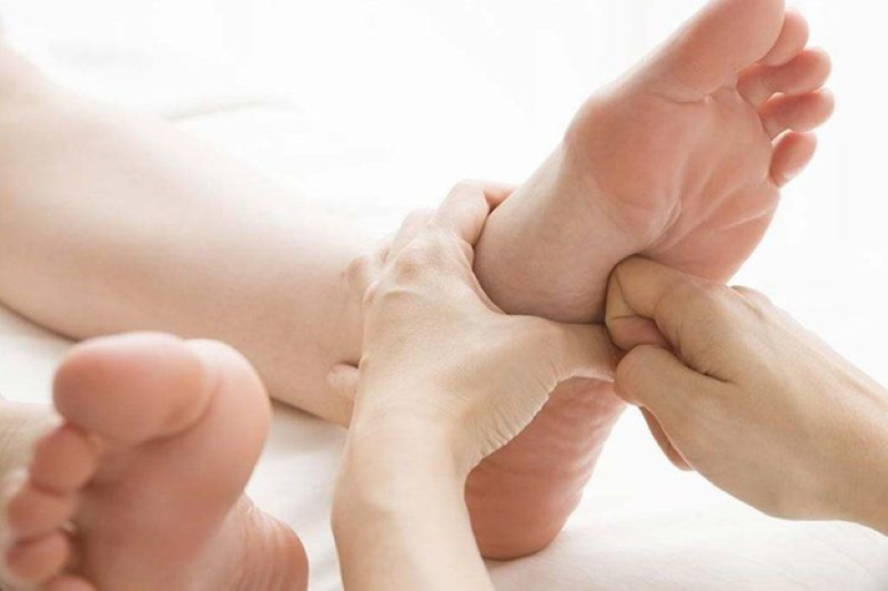 Bấm huyệt dũng tuyền cần thực hiện bởi chuyên gia để đảm bảo an toàn và hiệu quả