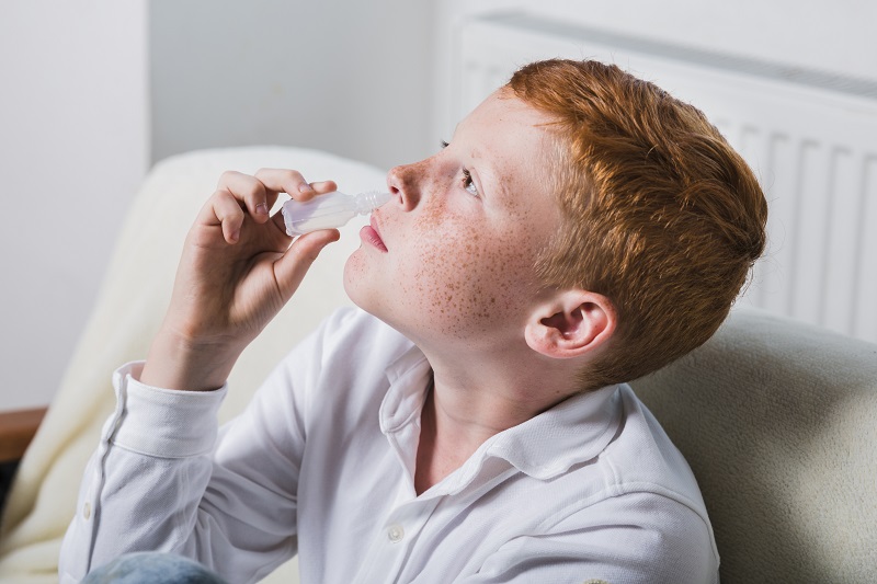 Trẻ nhỏ nước muối sinh lý làm thông thoáng đường thở trước khi ngủ