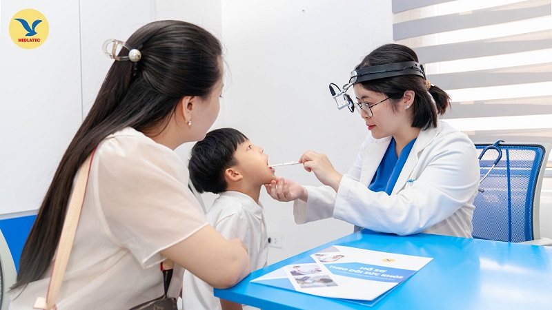 Trẻ bị ho liên tục không ngủ được trong thời gian dài cần được khám bác sĩ chuyên khoa 