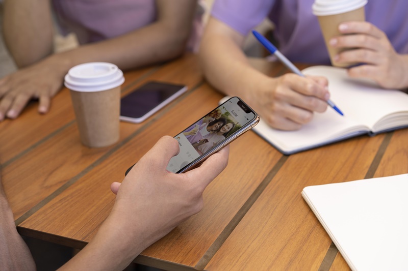 Người bệnh khó tập trung làm việc khi mắc hội chứng fomo