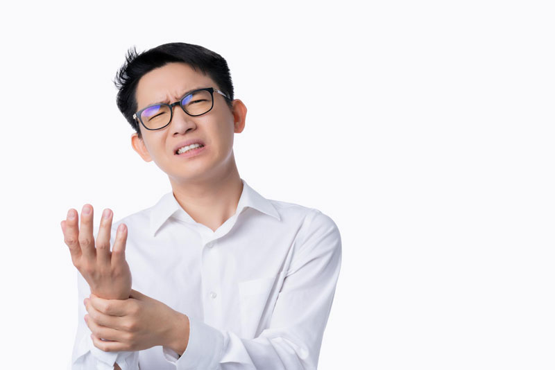 Run tay do rối loạn vận động thường xuất hiện ở người trẻ tuổi