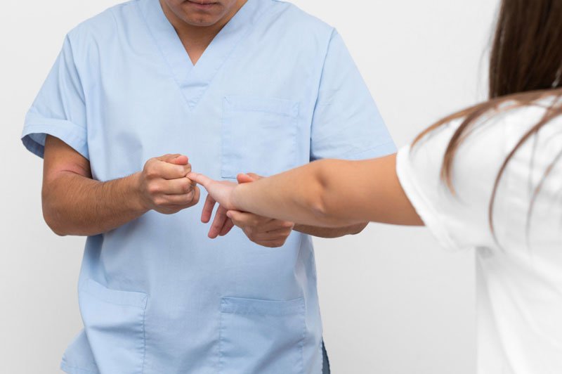 Bệnh nhân được chuyên viên hướng dẫn tập vật lý trị liệu