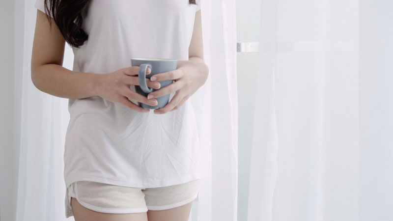 Mẹ bầu cần nghỉ ngơi và theo dõi tính chất dịch nâu để kịp thời đến thăm khám bác sĩ