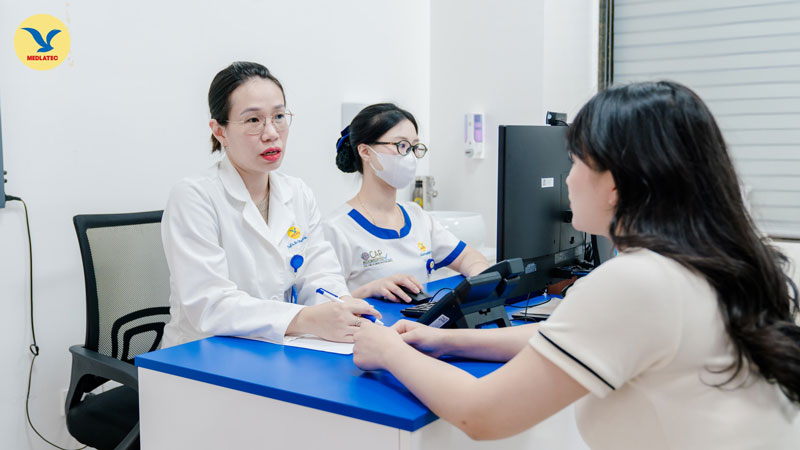 Hãy thăm khám bác sĩ kịp thời để đảm bảo an toàn cho cả mẹ và bé