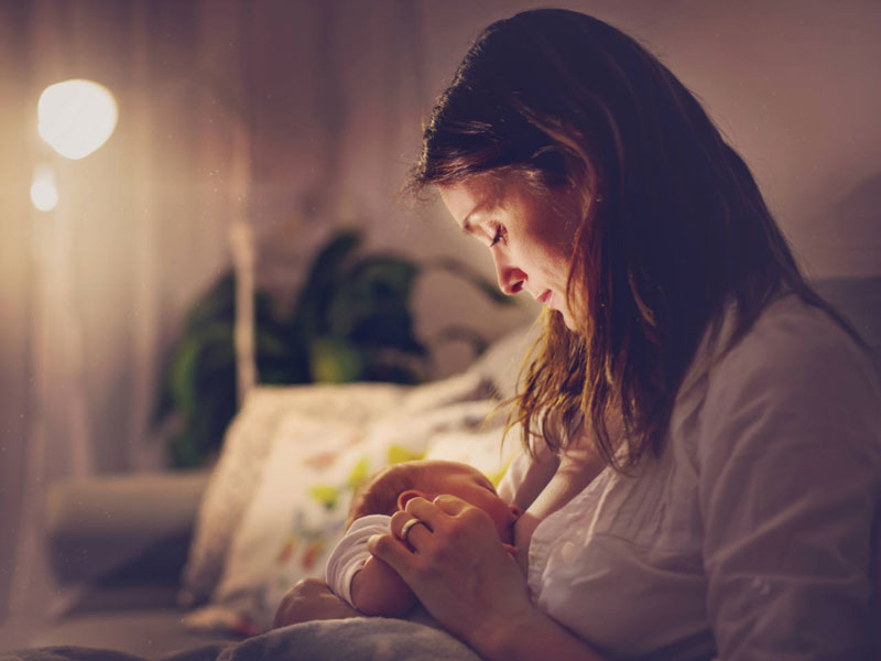 Bú đủ trước khi ngủ giúp trẻ no bụng, hạn chế thức giấc giữa đêm hoặc ngủ ngắn