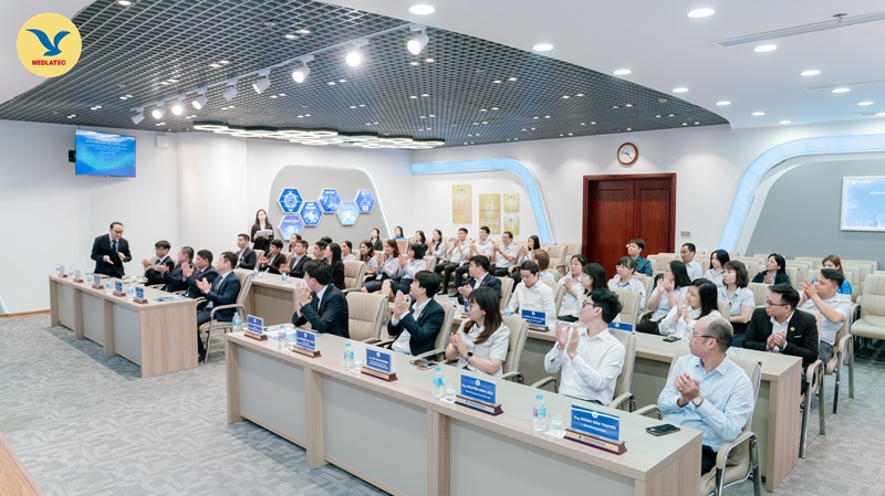 Ban lãnh đạo cùng đông đảo cán bộ nhân viên của hai đơn vị tham dự buổi lễ ký kết hợp tác