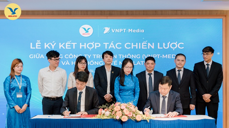 Lãnh đạo hai đơn vị thực hiện nghi thức kết kết hợp tác, cùng nhau xây dựng hệ sinh thái y tế số toàn diện