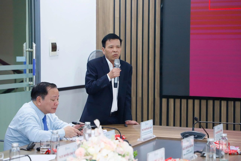 PGS.TS Trần Công Hoan (nguyên Trưởng khoa Chẩn đoán hình ảnh Bệnh viện E, chuyên gia của Trung tâm) trình bày chuyên đề về chẩn đoán hình ảnh bệnh lý sỏi mật