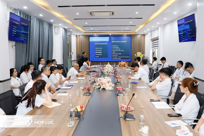 PGS.TS Nguyễn Quốc Dũng trình bày các chuyên đề cập nhật những tiến bộ mới nhất của CT và MRI 3.0 trong thực hành lâm sàng năm 2026