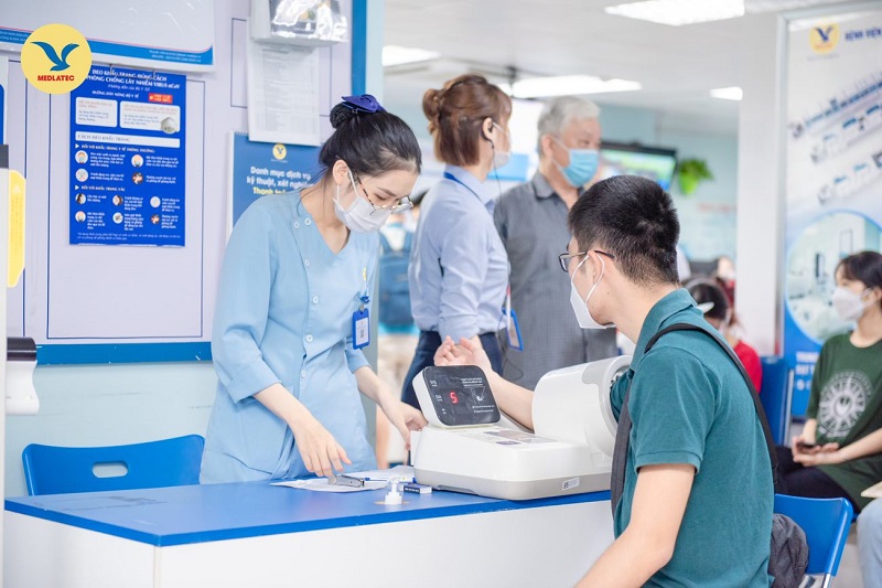 Khi có triệu chứng bất thường, người dân nên đi khám để đảm bảo an toàn sức khỏe.