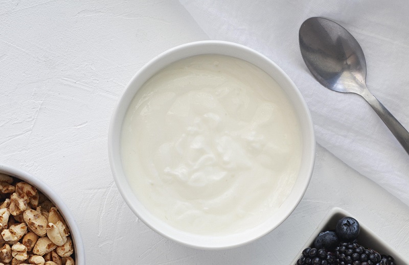 Sữa chua không đường chứa acid lactic – một dạng AHA tự nhiên có tác động nhẹ lên bề mặt da.