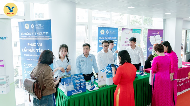 Gian hàng trưng bày của MEDLATEC thu hút sự quan tâm, chú ý của các đại biểu, khách mời