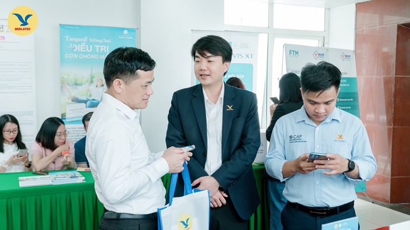 Phó Tổng Giám đốc MEDLATEC GROUP Nguyễn Duy Hùng trao đổi, giới thiệu dịch vụ với khách mời tham dự buổi lễ