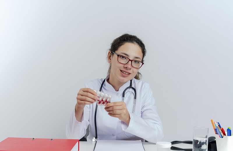 Dùng thuốc là phương án được bác sĩ ưu tiên trong điều trị trượt đốt sống lưng