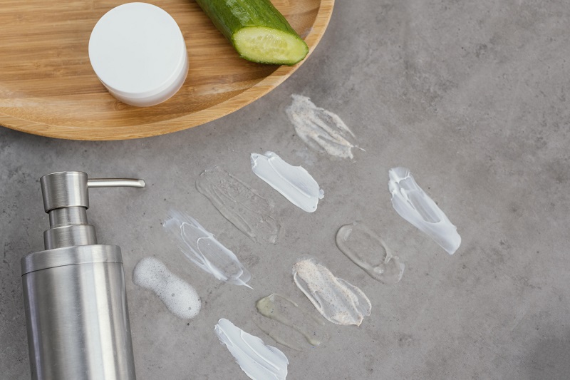 Sữa rửa mặt cho da dầu mụn nên có kết cấu nhẹ để tránh làm bít tắc lỗ chân lông