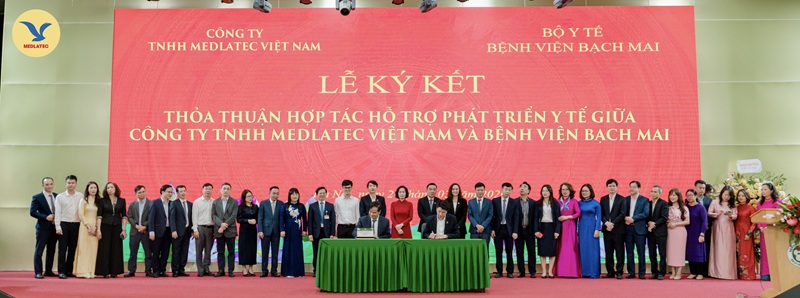 Lãnh đạo hai đơn vị MEDLATEC và Bệnh viện Bạch Mai thực hiện nghi thức ký kết thỏa thuận hợp tác
