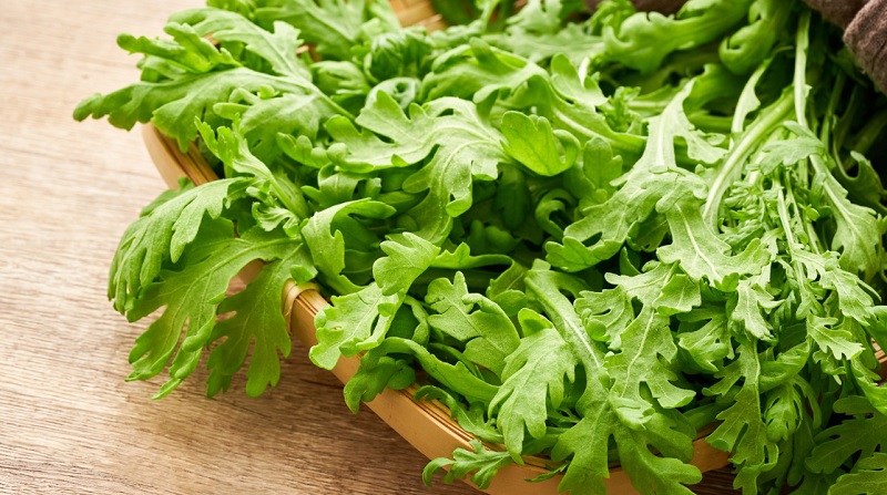 Vitamin C trong tần ô giúp cải thiện độ đàn hồi cho da 