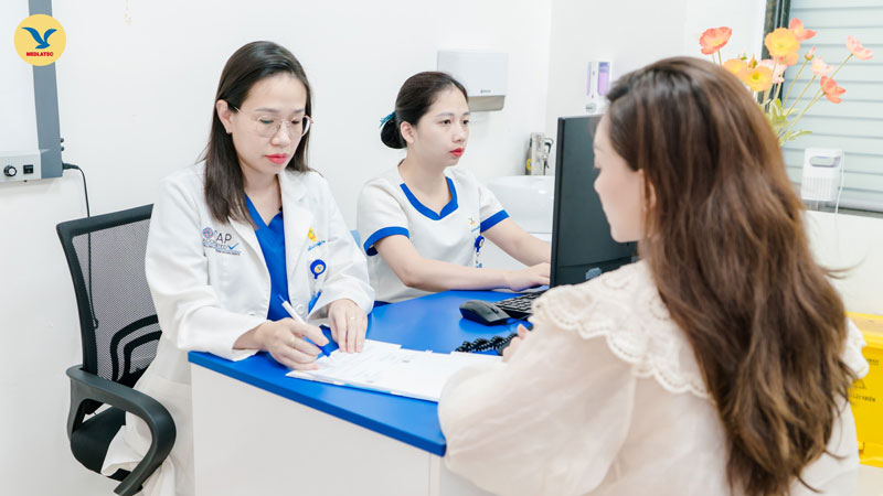 Chị em nên theo dõi để thăm khám bác sĩ ngay khi có hiện tượng bất thường