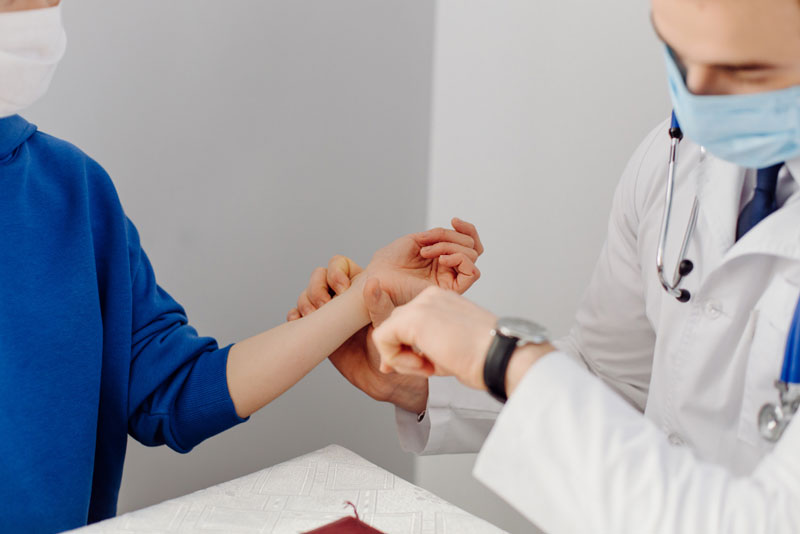 Nếu nấm móng tay kèm theo triệu chứng chảy máu, bạn tốt nhất nên đi khám