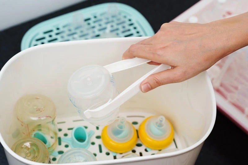 Dụng cụ bú sữa của trẻ cần được tiệt trùng kỹ lưỡng 