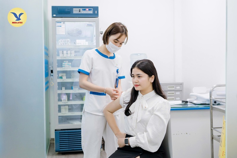 Tiêm vắc xin là cách phòng ngừa bệnh thương hàn hiệu quả