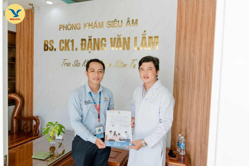 BSCKI. Đặng Văn Lắm (bên phải) đánh giá cao kết quả xét nghiệm của MEDLATEC