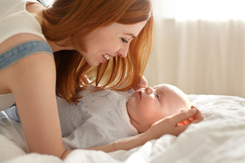 Ba mẹ nên điều chỉnh tư thế nằm để đầu của trẻ cân đối hơn