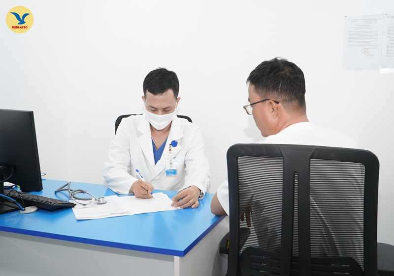 BSCKI. Phạm Đặng Hoài Nam - Chuyên khoa Y học gia đình đang thăm khám cho người bệnh 