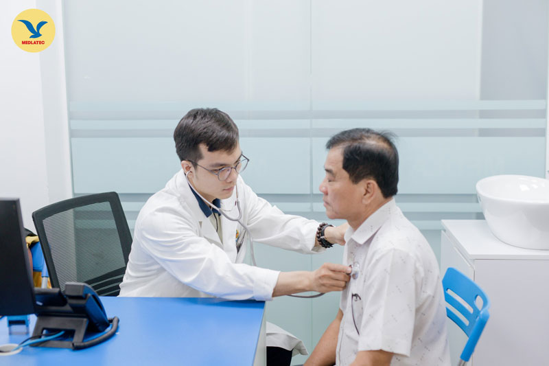 Người bệnh nên đi thăm khám nếu tình trạng ho kéo dài kèm khó thở, đau ngực