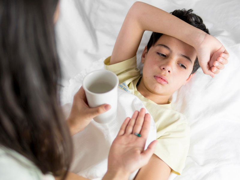 Khi trẻ có dấu hiệu mắc bệnh về đường hô hấp trên, ba mẹ nên đưa trẻ đi khám thay vì tự chữa trị tại nhà