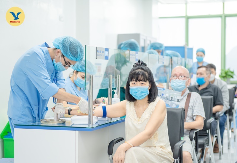 Xét nghiệm máu giúp phát hiện tình trạng thiếu vitamin B12 và hỗ trợ bác sĩ đưa ra hướng điều trị phù hợp.