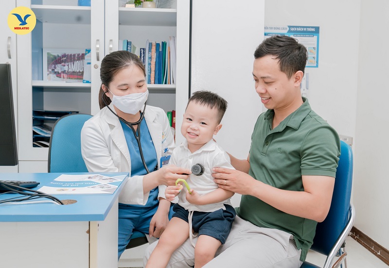 Trước khi tiêm phòng, trẻ sẽ được bác sĩ khám và trả lời trẻ đang sổ mũi có tiêm phòng được không 