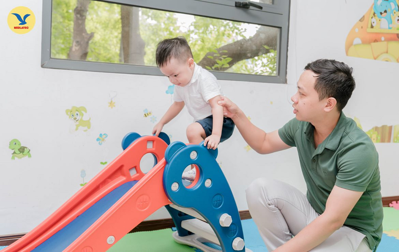 Trẻ lưu lại cơ sở tiêm chủng sau tiêm vắc xin cúm để theo dõi phản ứng 