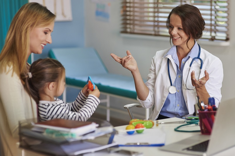 Trẻ biếng ăn kéo dài cần khám bác sĩ chuyên khoa để được tư vấn và khắc phục hiệu quả