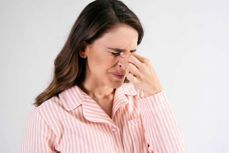 Rửa mũi với nước muối sinh lý giúp cải thiện triệu chứng khó chịu như ngứa mũi