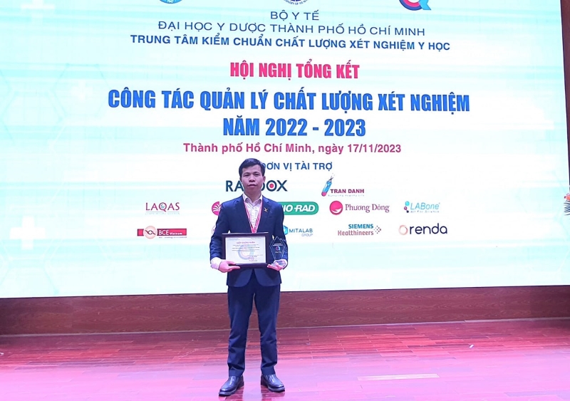 ThS. Phạm Văn Ngãi - Phó Giám đốc Trung tâm Xét nghiệm MEDLATEC thay mặt ban lãnh đạo nhận chứng nhận tại hội nghị tổng kết 