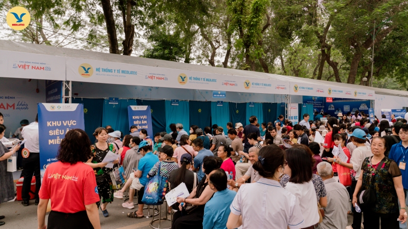 Không khí nhộn nhịp tại khu vực khám sức khỏe miễn phí do MEDLATEC phục vụ trong khuôn khổ chương trình