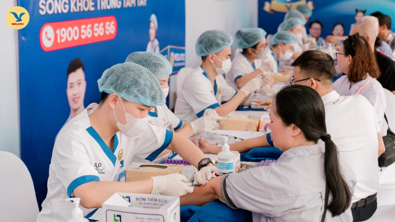 Đội ngũ y bác sĩ, kỹ thuật viên, điều dưỡng được huy động để phục vụ khoảng 2.000 người dân tham gia khám chữa bệnh