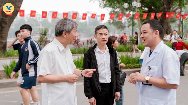 Ngay từ đầu giờ sáng, GS.AHLĐ Nguyễn Anh Trí đã có mặt và chỉ đạo công tác tổ chức khám chữa bệnh tại chương trình.