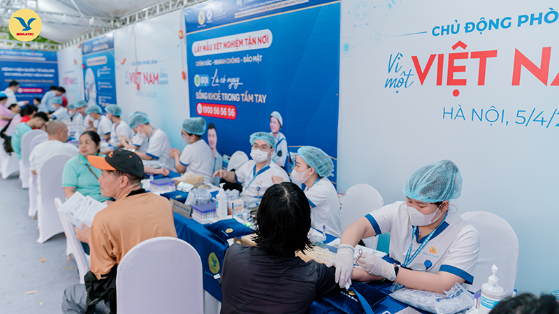 Dự kiến trong ngày 5/4, có khoảng 2.000 người dân được chăm sóc sức khỏe miễn phí lại gian hàng của MEDLATEC