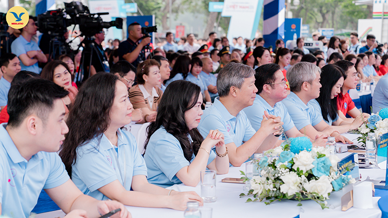GS.AHLĐ Nguyễn Anh Trí (ngồi thứ 3 từ trái qua) đại diện Hệ thống Y tế MEDLATEC tham dự sự kiện