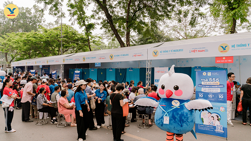 Gian hàng của MEDLATEC đã thu hút đông đảo người dân đến tham quan và trải nghiệm